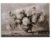 Et maleri med en buket hvide og lyserøde pæoner arrangeret i en klassisk fodet vase. Blomsterne er frodige og fyldige med fine kronblade og gule midter, omgivet af mørkegrønne blade. Nogle kronblade og blade ligger spredt på overfladen under vasen, hvilket giver et naturligt og let rustikt udtryk. Baggrunden er blødt tekstureret i neutrale nuancer, hvilket giver kunstværket et elegant og tidløst præg.