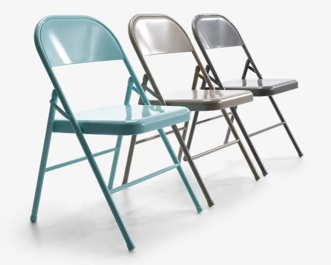 Sæt med tre sammenklappelige stole i metal i forskellige farver: lyseblå, beige og grå. Hver stol har et buet ryglæn, fladt sæde og rørformede metalben med tværstang for ekstra stabilitet. Stolene har en glat, blank overflade og er designet til at kunne stables og spare plads, når de er foldet sammen.