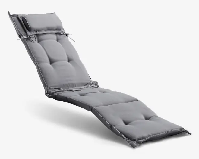 Tykt, polstret hynde i en neutral grå farve, designet til at passe på en liggestol. Hynden har kviltede sektioner for ekstra komfort og støtte, med syninger der adskiller hoved-, ryg-, sæde- og benområderne. Der er stofsnore i siderne til fastgørelse på stolen samt en aftagelig hovedpude for ekstra nakkestøtte.