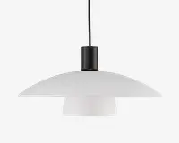 Hængelampe med en bred, flad, hvid mat skærm og en mindre cylindrisk diffuser underneden. Lampen har en sort cylindrisk fatning foroven og en sort ledning til ophæng. Designet er minimalistisk og moderne og giver en jævn, blændfri lysfordeling.