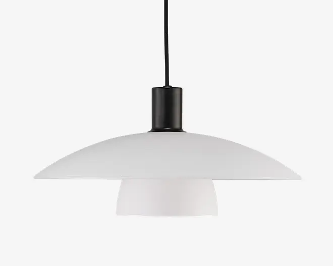 Hængelampe med en bred, flad, hvid mat skærm og en mindre cylindrisk diffuser underneden. Lampen har en sort cylindrisk fatning foroven og en sort ledning til ophæng. Designet er minimalistisk og moderne og giver en jævn, blændfri lysfordeling.