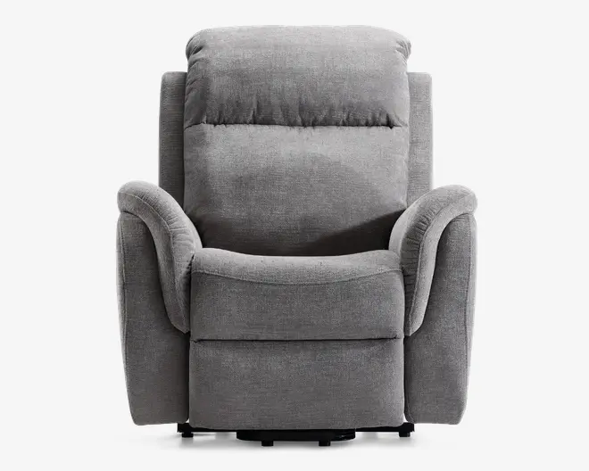 Frontbillede af en blød, moderne lænestol betrukket med gråt stof. Stolen har tykke, polstrede armlæn, en rummelig og blød siddeflade samt en høj, støttende ryg med ekstra hovedstøttepolstring. Designet er moderne med glatte, afrundede kanter, hvilket giver både komfort og stil.