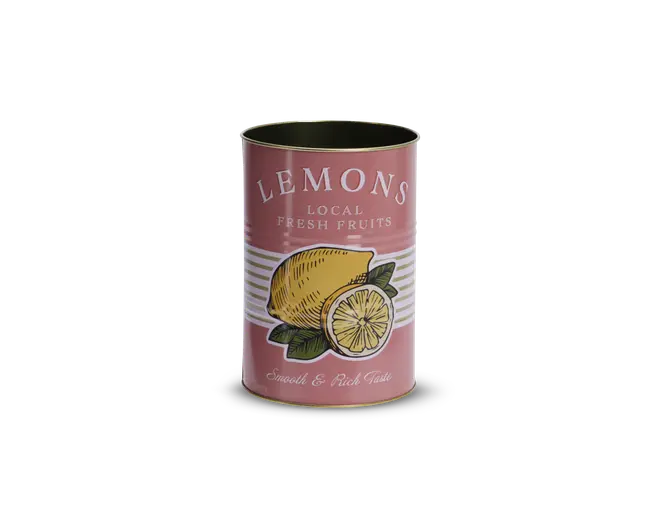 En cylindrisk metaldåse med et retro-inspireret lyserødt mærkat, der viser en illustration af en hel citron og en citronskive med grønne blade. Mærkaten har hvid tekst, hvor der står 'LEMONS LOCAL FRESH FRUITS' og 'Smooth & Rich Taste.' Dåsen har en åben top og ingen synligt låg.