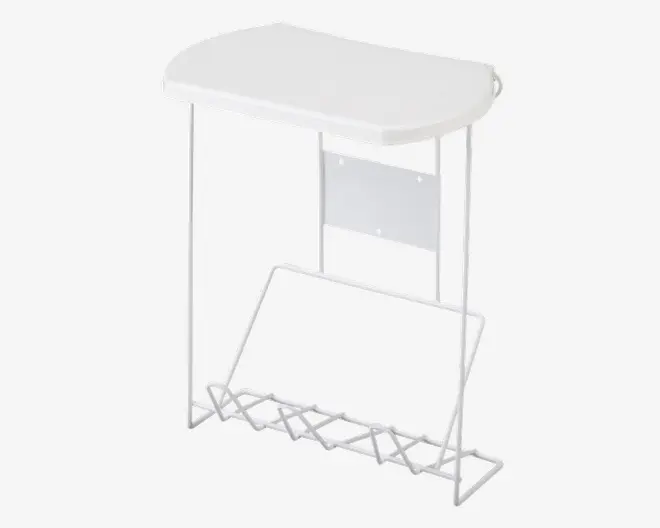 Et lille, moderne sidebord med en rektangulær hvid bordplade med afrundede hjørner. Bordet har en minimalistisk metalramme i hvid, med et geometrisk gitterdesign nederst for ekstra stabilitet og stil. Der er også et lille rektangulært panel under bordpladen, muligvis til ekstra støtte eller som dekoration.