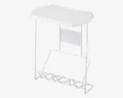 Et lille, moderne sidebord med en rektangulær hvid bordplade med afrundede hjørner. Bordet har en minimalistisk metalramme i hvid, med et geometrisk gitterdesign nederst for ekstra stabilitet og stil. Der er også et lille rektangulært panel under bordpladen, muligvis til ekstra støtte eller som dekoration.