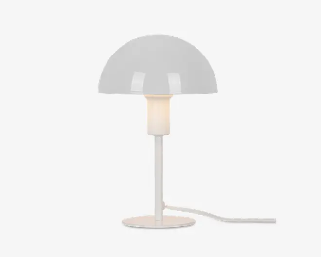 En moderne bordlampe med en blank, hvid, kuppelformet skærm. Lampen har en cylindrisk hvid fod og stang, og en synlig ledning, der går ud fra bunden. Designet er minimalistisk og stilrent, velegnet til moderne indretning.