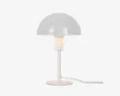 En moderne bordlampe med en blank, hvid, kuppelformet skærm. Lampen har en cylindrisk hvid fod og stang, og en synlig ledning, der går ud fra bunden. Designet er minimalistisk og stilrent, velegnet til moderne indretning.