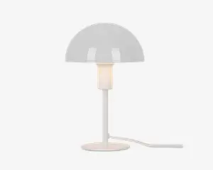 En moderne bordlampe med en blank, hvid, kuppelformet skærm. Lampen har en cylindrisk hvid fod og stang, og en synlig ledning, der går ud fra bunden. Designet er minimalistisk og stilrent, velegnet til moderne indretning.