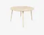 Et rundt bord med en lys træfinish, der har en glat, flad bordplade og fire slanke, let tilspidsede ben. Designet er minimalistisk og moderne med rene linjer og synlig træstruktur på overfladen.