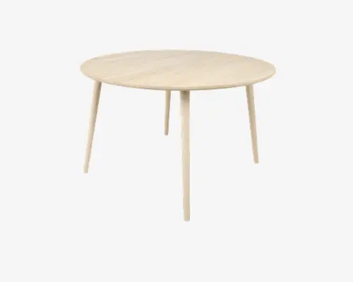 Et rundt bord med en lys træfinish, der har en glat, flad bordplade og fire slanke, let tilspidsede ben. Designet er minimalistisk og moderne med rene linjer og synlig træstruktur på overfladen.
