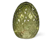Æggeformet dekorationsgenstand lavet af gennemsigtigt grønt glas med en facetslebet, diamantmønstret overflade, der reflekterer lyset. Overfladens tekstur giver en glitrende effekt, og genstanden fremstår glat og blank.
