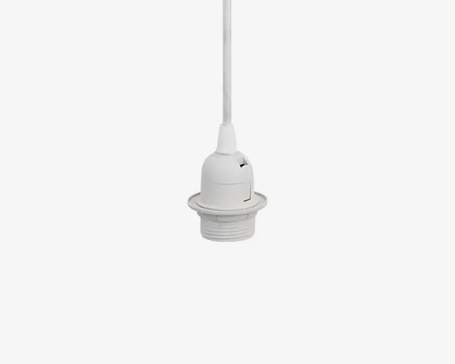 Hvid pendel-fatning med lang ledning, glat cylindrisk корпус og gevindskruet base med bred krave.