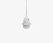 Hvid pendel-fatning med lang ledning, glat cylindrisk корпус og gevindskruet base med bred krave.