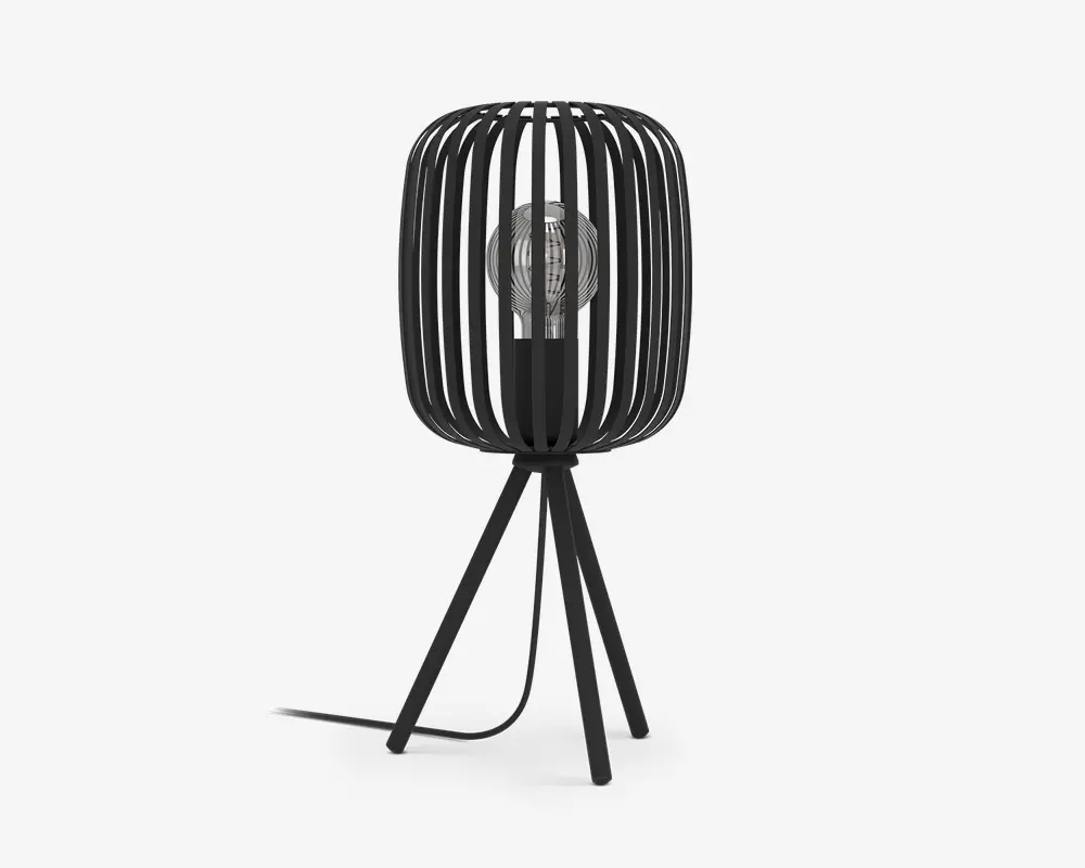 Moderne bordlampe med sort metalskærm i et bur-design, hvor lodrette stænger omkranser en synlig pære. Lampen står på tre skråtstillede ben og har en sort ledning, der går ud fra bunden. Designet er minimalistisk og industrielt, og pæren er i centrum af udtrykket.