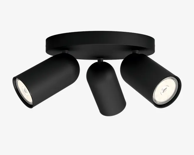 Sort loftlampe med rund base og tre justerbare cylindriske spotlamper, hver med hvid indvendig kant.