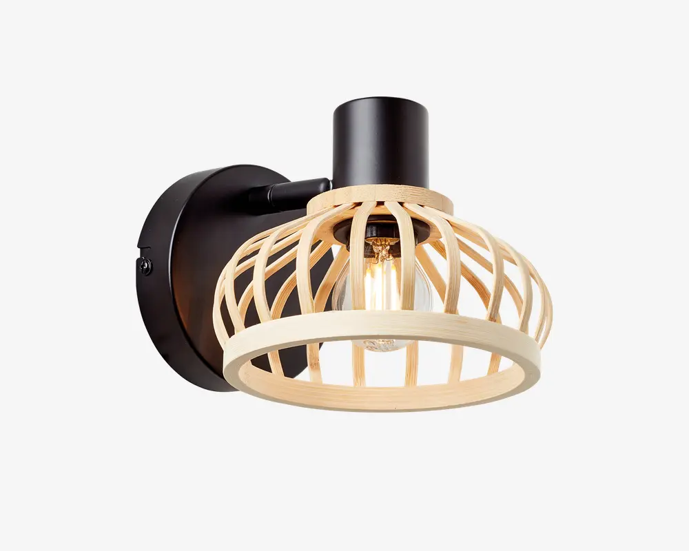 Væghængt lampe med rund sort metalbase og arm, samt en dekorativ åben lampeskærm af lyse trælameller. Skærmen omslutter en synlig pære, hvilket giver god lysfordeling og et moderne, naturligt udtryk.