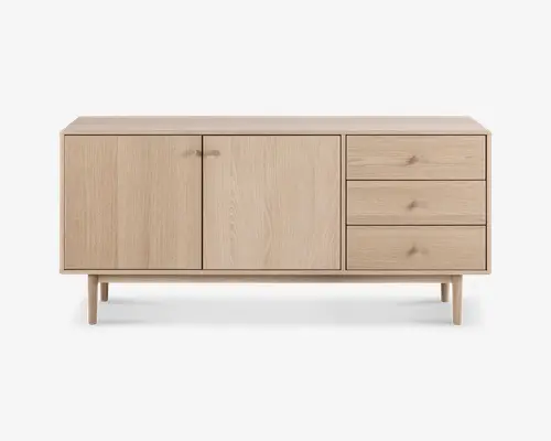 Et skænk i lyst egetræ med et minimalistisk design, der har to skabslåger til venstre og tre skuffer til højre. Overfladen er glat med en naturlig træstruktur. Skænken står på fire runde, koniske ben, hvilket giver et moderne og let udtryk. Grebene er små og diskrete, så de passer ind i det samlede udtryk.