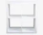 En hvid, kvadratisk reol med fire lige store åbne rum arrangeret i et 2x2 gitter. Hylderne har en glat overflade og rene, lige kanter, velegnet til organisering af bøger, dekoration eller opbevaringskasser.