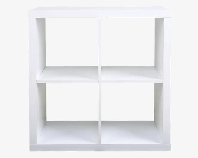 En hvid, kvadratisk reol med fire lige store åbne rum arrangeret i et 2x2 gitter. Hylderne har en glat overflade og rene, lige kanter, velegnet til organisering af bøger, dekoration eller opbevaringskasser.