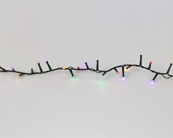 En række små LED-lys med mørkegrøn ledning, der har flere forgreninger. Lysene er jævnt fordelt langs ledningen og lyser i forskellige farver, herunder rød, grøn, blå, gul og lilla. Designet giver mulighed for fleksibel opsætning, og de kompakte pærer giver et klart, festligt skær.