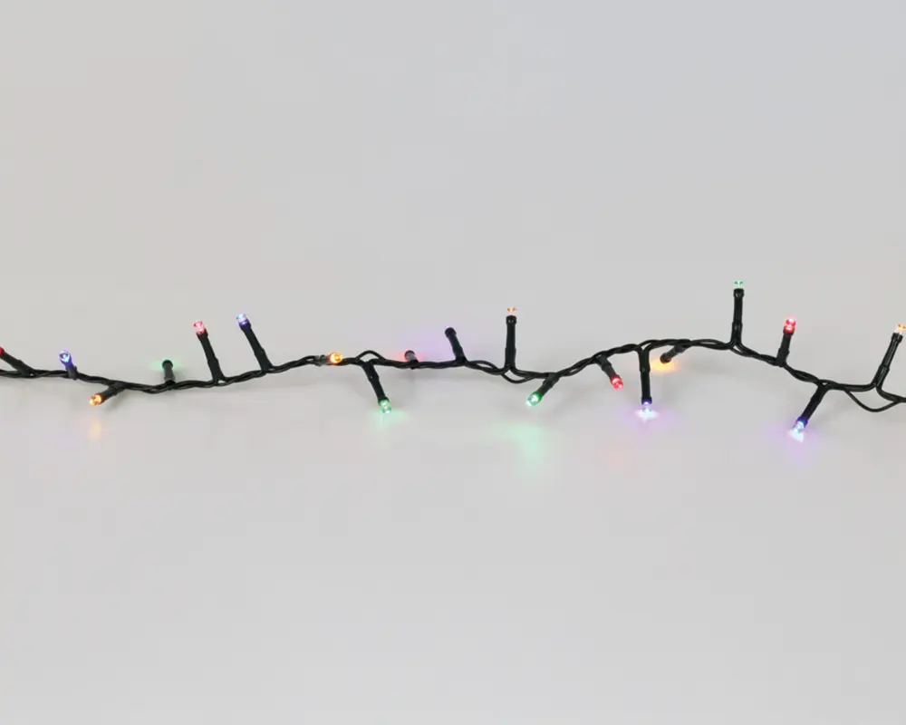En række små LED-lys med mørkegrøn ledning, der har flere forgreninger. Lysene er jævnt fordelt langs ledningen og lyser i forskellige farver, herunder rød, grøn, blå, gul og lilla. Designet giver mulighed for fleksibel opsætning, og de kompakte pærer giver et klart, festligt skær.