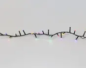 En række små LED-lys med mørkegrøn ledning, der har flere forgreninger. Lysene er jævnt fordelt langs ledningen og lyser i forskellige farver, herunder rød, grøn, blå, gul og lilla. Designet giver mulighed for fleksibel opsætning, og de kompakte pærer giver et klart, festligt skær.