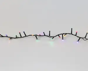 En række små LED-lys med mørkegrøn ledning, der har flere forgreninger. Lysene er jævnt fordelt langs ledningen og lyser i forskellige farver, herunder rød, grøn, blå, gul og lilla. Designet giver mulighed for fleksibel opsætning, og de kompakte pærer giver et klart, festligt skær.