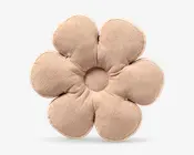 Beige, blomstformet pude med seks polstrede kronblade og en rund åbning i midten.