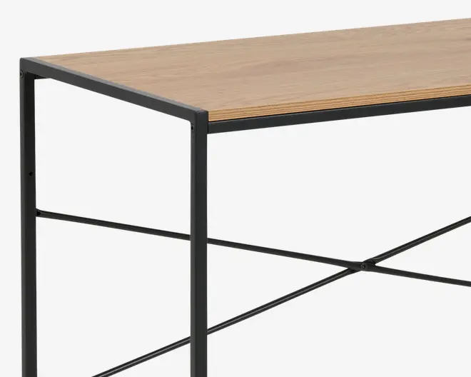 Rektangulær bordplade med lys træfinish, understøttet af en sort metalramme. Rammen har lige ben og krydsafstivning for ekstra stabilitet. Designet er minimalistisk og moderne med rene linjer og en slank profil.