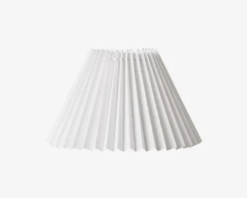 Hvid plisseret lampeskærm med konisk form. Plisseringerne giver en tekstureret, rillet overflade, og skærmen er bredere forneden og smalner ind foroven. Fremstillet af let materiale, hvilket giver et klassisk og elegant udtryk, der passer til forskellige lampestativer.
