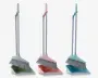 Tre sæt rengøringsredskaber, hver bestående af en kost og en fejebakke med lange metalhåndtag. Sættene er i pastelfarver: grøn, lyserød og blå. Hver fejebakke har en flad kant for nem fejning og en indbygget kamfunktion til at rense kostens børster. Kostens håndtag kan klikkes fast på fejebakkens håndtag for kompakt opbevaring.