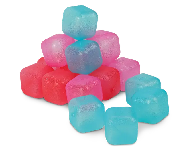 En samling genanvendelige isterninger i tre farver: blå, lyserød og rød. Hver terning er lavet af gennemsigtig plast med en let tekstureret overflade og afrundede hjørner. Terningerne er fyldt med væske indeni, så de kan fryses og bruges til at køle drikkevarer uden at fortynde dem.