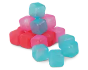 En samling genanvendelige isterninger i tre farver: blå, lyserød og rød. Hver terning er lavet af gennemsigtig plast med en let tekstureret overflade og afrundede hjørner. Terningerne er fyldt med væske indeni, så de kan fryses og bruges til at køle drikkevarer uden at fortynde dem.