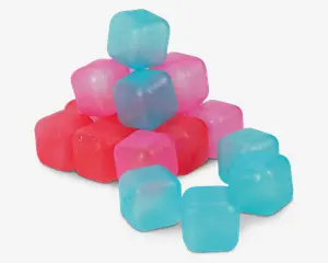 En samling genanvendelige isterninger i tre farver: blå, lyserød og rød. Hver terning er lavet af gennemsigtig plast med en let tekstureret overflade og afrundede hjørner. Terningerne er fyldt med væske indeni, så de kan fryses og bruges til at køle drikkevarer uden at fortynde dem.