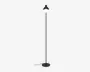 Høj, slank standerlampe med mat sort finish. Lampen har en rund, flad fod for stabilitet og en cylindrisk lampeskærm, der leder lyset nedad. Der er en synlig ledning, som går ud fra lampens fod, og designet er minimalistisk og moderne.