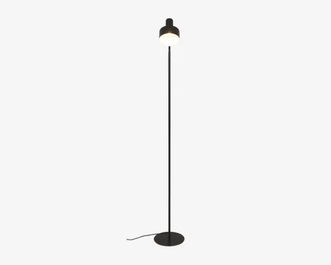 Høj, slank standerlampe med mat sort finish. Lampen har en rund, flad fod for stabilitet og en cylindrisk lampeskærm, der leder lyset nedad. Der er en synlig ledning, som går ud fra lampens fod, og designet er minimalistisk og moderne.