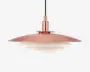 En moderne pendellampe med en bred, lav, metalskærm i kobberfarve med glat overflade. Under kobberskærmen er der to lagdelte, hvide, matterede glasskærme, som giver et blødt og jævnt lys. Lampen hænger i en sort ledning og har et stilrent, minimalistisk design, der passer til moderne indretning.
