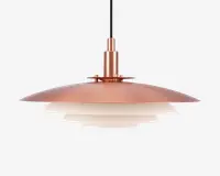 En moderne pendellampe med en bred, lav, metalskærm i kobberfarve med glat overflade. Under kobberskærmen er der to lagdelte, hvide, matterede glasskærme, som giver et blødt og jævnt lys. Lampen hænger i en sort ledning og har et stilrent, minimalistisk design, der passer til moderne indretning.