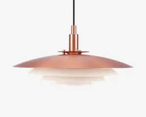 En moderne pendellampe med en bred, lav, metalskærm i kobberfarve med glat overflade. Under kobberskærmen er der to lagdelte, hvide, matterede glasskærme, som giver et blødt og jævnt lys. Lampen hænger i en sort ledning og har et stilrent, minimalistisk design, der passer til moderne indretning.