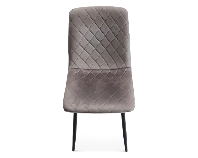 Stol med blødt, velourlignende betræk i en afdæmpet grå farve. Sædet og ryglænet har et quiltet design med diamantmønster, som giver ekstra struktur og stil. Stolen har en let buet ryg og sæde for komfort og står på slanke, sorte metalben.