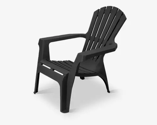 Sort udendørsstol med lameller i ryglæn og sæde, brede armlæn og et let tilbagelænet design for komfort. Stolen er lavet af holdbar plast og har klassisk Adirondack-stil med skrå ben og formet sæde.
