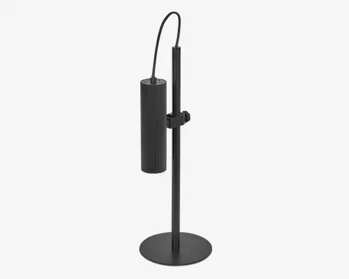 Høj, fritstående enhed med rund fod og lodret stang, der har en cylindrisk, rillet komponent fastgjort til stangen med en beslag. Cylinderen er ophængt med en kabel fra toppen af stangen, og hele enheden har en mat sort finish, hvilket giver et moderne og industrielt udtryk.