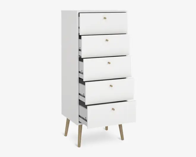 Høj, smal opbevaringsenhed med fem rummelige skuffer, hver med en lille rund træknop. Enheden er mat hvid og står på fire skråtstillede lyse træben, hvilket giver et moderne og minimalistisk udtryk. Alle skuffer er vist delvist åbne og afslører god opbevaringsplads.