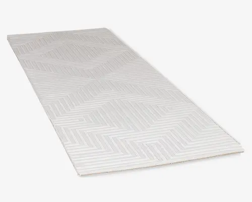Rektangulært måtte med et diskret, lysegråt og hvidt geometrisk mønster bestående af diagonale linjer arrangeret i sildeben og chevron-design. Overfladen er glat og flad med en tynd profil og pæne, afsluttede kanter.