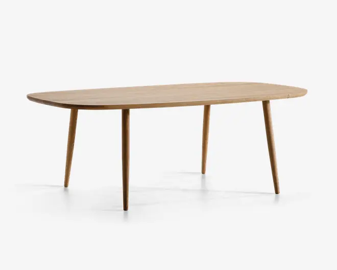 Et rektangulært bord med en lys træfinish, glatte afrundede kanter og fire koniske ben. Designet er minimalistisk og moderne med synlig træstruktur på overfladen. Benene er let udadskrånende, hvilket giver bordet et stabilt og stilfuldt udtryk.