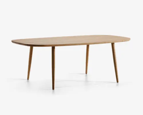 Et rektangulært bord med en lys træfinish, glatte afrundede kanter og fire koniske ben. Designet er minimalistisk og moderne med synlig træstruktur på overfladen. Benene er let udadskrånende, hvilket giver bordet et stabilt og stilfuldt udtryk.