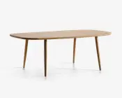 Et rektangulært bord med en lys træfinish, glatte afrundede kanter og fire koniske ben. Designet er minimalistisk og moderne med synlig træstruktur på overfladen. Benene er let udadskrånende, hvilket giver bordet et stabilt og stilfuldt udtryk.