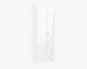 Høj, rektangulær opbevaringsenhed med glat, hvid overflade, to lodrette låger med sølvfarvede greb øverst og tre udtræksskuffer med matchende sølvgreb nederst til højre. Designet er moderne og minimalistisk og passer til mange forskellige indretninger.