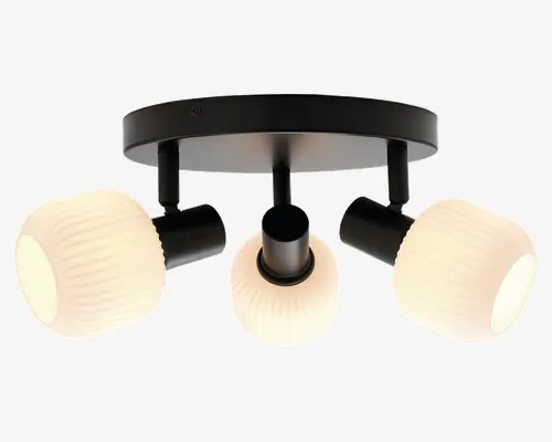 Moderne loftlampe med tre justerbare spotlys. Hver spot har en sort metalbase og en mat, rillet glasskærm, der spreder lyset jævnt. Lampen er monteret på en rund, mat sort plade, hvilket giver et stilrent og moderne udtryk, der passer til forskellige indretninger.
