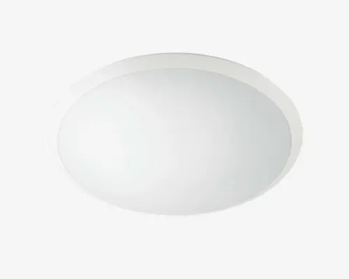 Rund loftlampe med en glat, hvid mat overflade. Lampen har et lavt design, hvilket gør den velegnet til rum med lav loftshøjde. Diffuseren er lavet af et matteret materiale, som giver et blødt og jævnt lys. Kanten er let hævet, hvilket giver et rent og moderne udtryk.